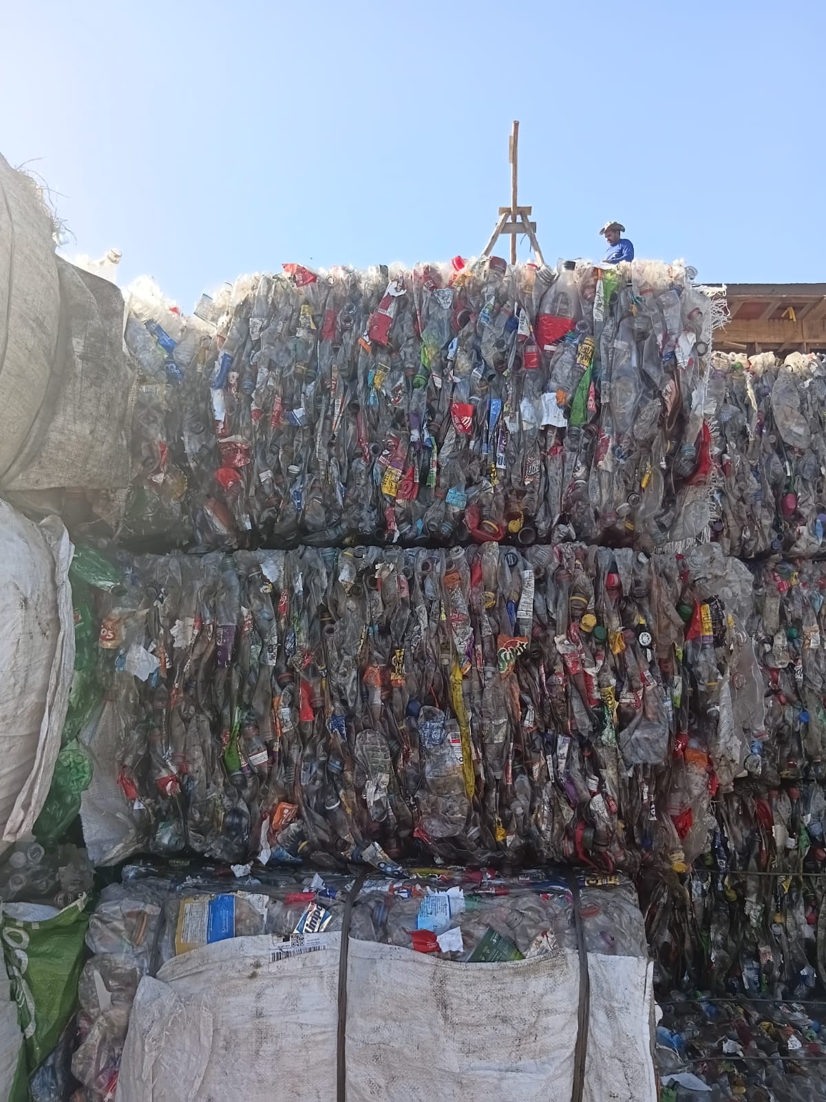 Compramos cargas de PET (cristal, verde, azul e colorido) ou PEAD (branco, só garrafinha).